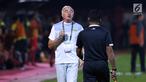 Pelatih Persib, Mario Gomez melakukan protes kepada wasit saat melawan Persija pada lanjutan Go-Jek Liga 1 Indonesia 2018 bersama Bukalapak di Lapangan PTIK, Jakarta, Sabtu (30/6). Persija unggul 1-0. (Liputan6.com/Helmi Fithriansyah)
