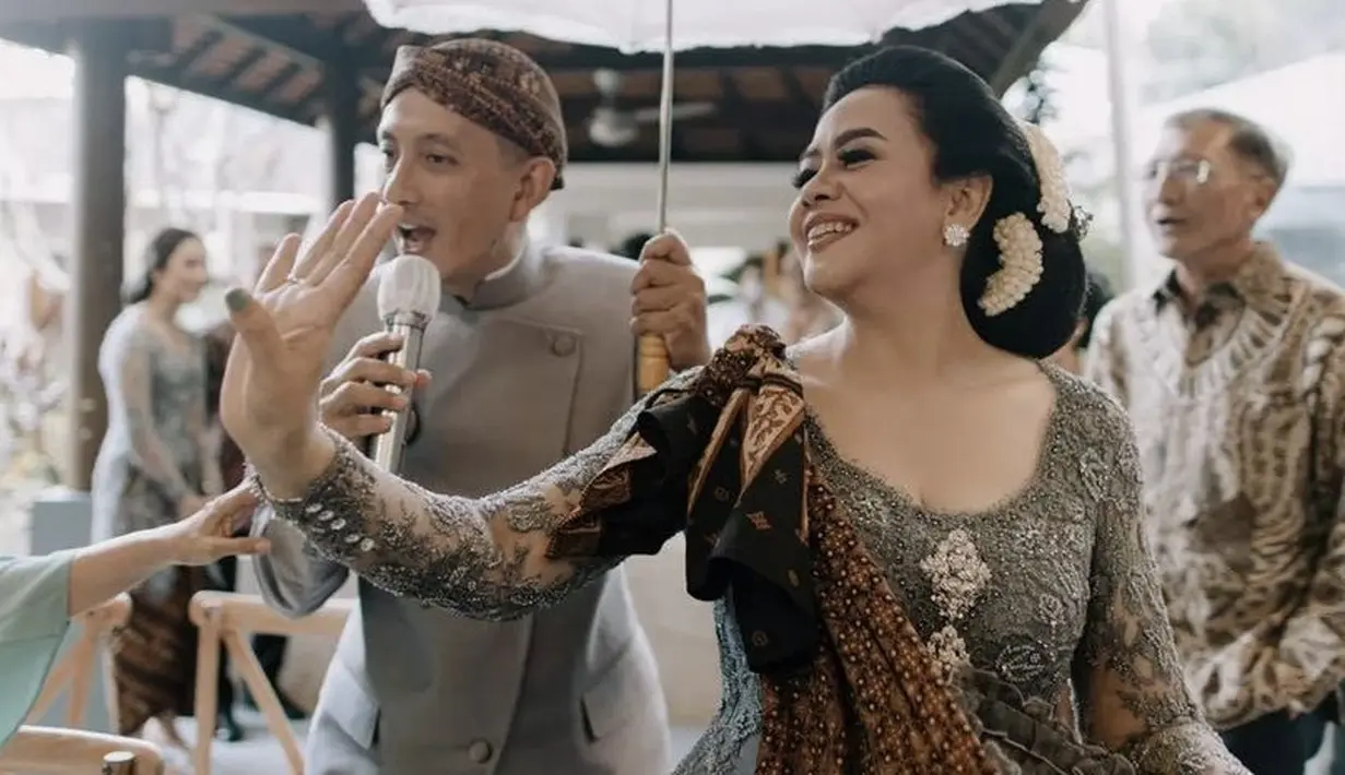 <p>Saat pernikahan Maudy, Mauren tampil anggun dengan kebaya brokat warna silver lengkap dengan brosnya. Ia pun menyanggul rambutnya dengan hiasan melati. @muren.s</p>