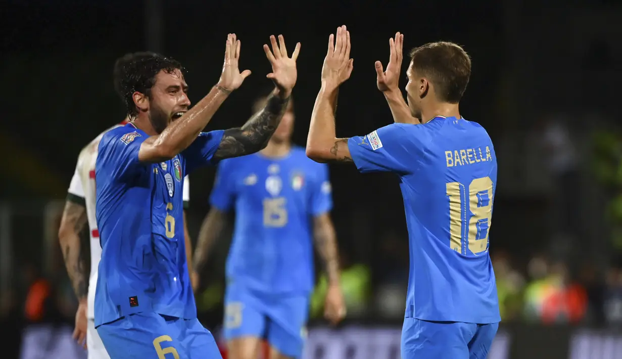 Gelandang Italia, Nicolo Barella berselebrasi dengan rekan setimnya Davide Calabria usai mencetak gol ke gawang Hungaria selama pertandingan grup A3 UEFA Nations League di stadion Dino Manuzzi di Cesena, Italia, Rabu (8/6/2022). Italia menang tipis atas Hungaria 2-1. (Massimo Paolone/LaPresse via AP)