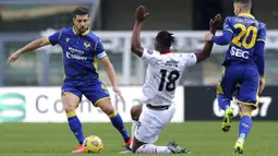 Pemain AC Milan, Soualiho Meite, menghadang pemain Verona, Miguel Veloso, pada laga Liga Italia di Stadion Bentegodi, Minggu (7/3/2021). AC Milan menang dengan skor 2-0. (Spada/LaPresse via AP)