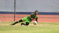 Sopian Mardini Souri, kiper untuk pelengkap sesi latihan Persib Bandung. (Bola.com/Muhammad Ginanjar)