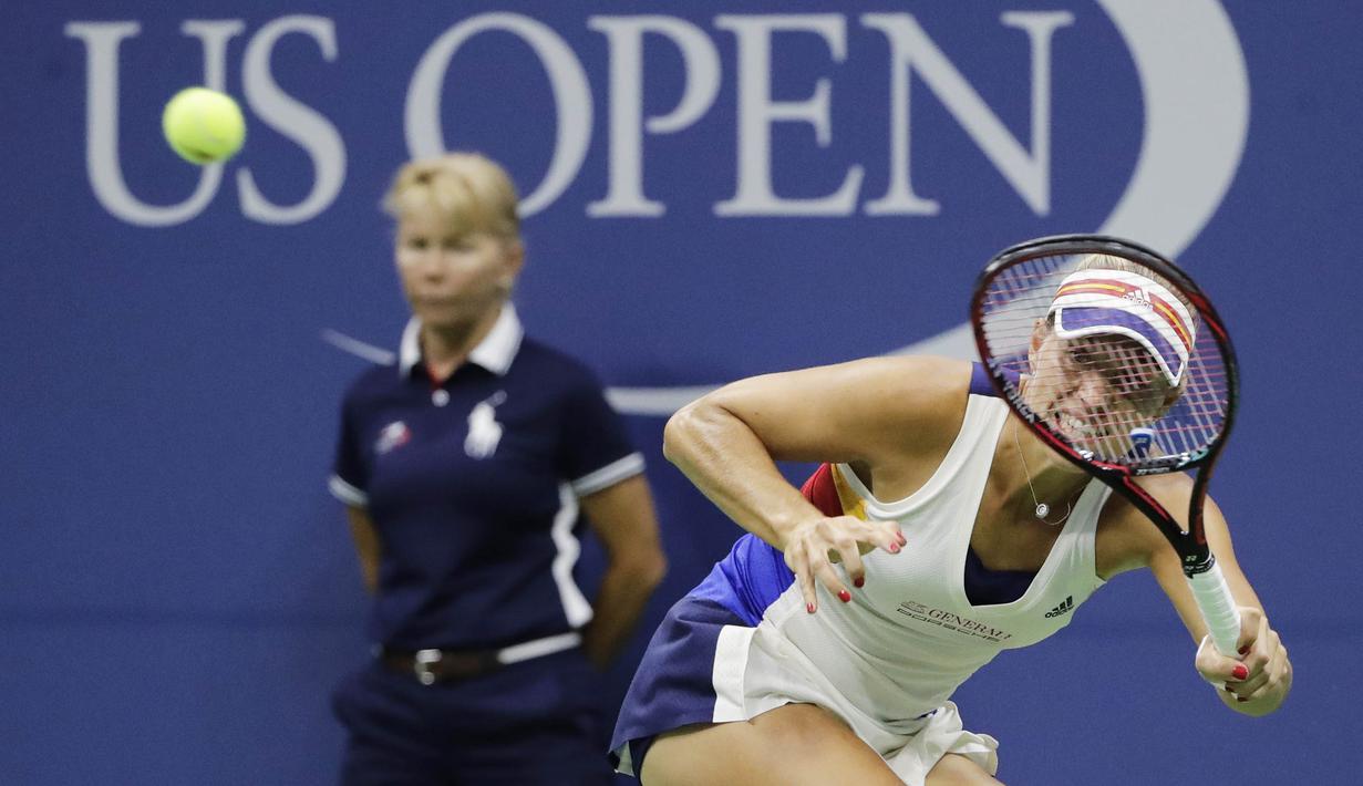 Petenis Jerman, Angelique Kerber, mengembalikan bola saat bertanding melawan petenis Jepang, Naomi Osaka, pada laga turnamen AS Terbuka 2017 di New York, Selasa (29/8/2017). Angelique Kerber kalah 3-6 dan 1-6 dari Naomi Osaka. (AP/Frank Franklin II)