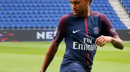 Penyerang Brasil, Neymar mengontrol bola dalam konferensi pers bersama PSG di Paris, (4/8). Neymar pindah dari Barcelona dengan nilai transfer 222 juta euro (Rp 3,5 triliun). (AP Photo/Michel Euler)