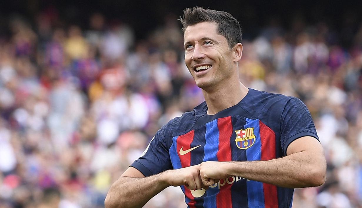 Barcelona tercatat sebagai salah satu klub tersukses di ajang Liga Champions dengan mengoleksi 5 gelar juara. Pada musim 2022/2023 ini mereka kembali menjadi salah satu unggulan untuk dapat merebut gelar ke-6 di kasta tertinggi kompetisi antar-klub di Eropa tersebut. Blaugrana baru saja mendatangkan Robert Lewandowski, salah satu pemain dengn penampilan terbanyak di Liga Champions dan bergabung dengan empat pemain Barcelona lain dalam daftar 5 pemain Barcelona aktif dengan jumlah penampilan tebanyak di Liga Champions sepanang sejarah. Berikut daftar lengkapnya. (AFP/Josep Lago)