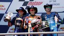 Pembalap Repsol Honda, Marc Marquez merayakan kemenangannya pada balapan MotoGP Amerika di samping Maverick Vinales dari Movistar Yamaha dan Andrea Iannone dari Suzuki Ecstar di podium Circuit of the Americas (COTA), Austin, Minggu (22/4). (AP/Eric Gay)
