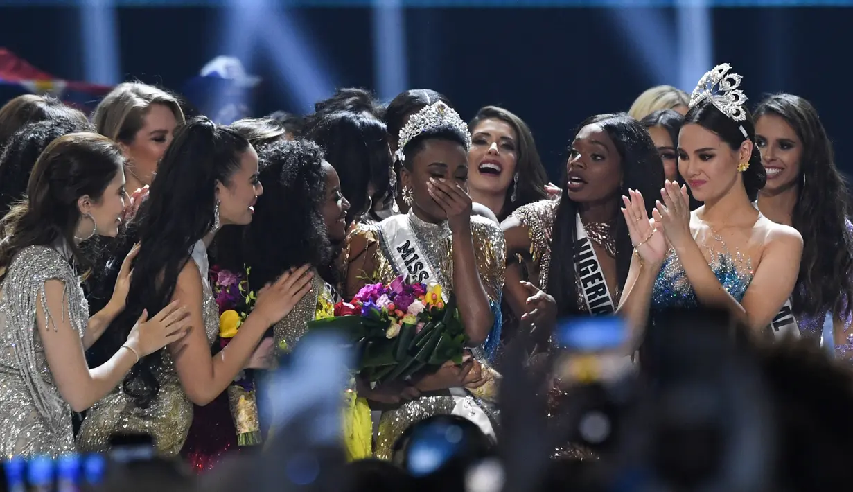 Miss Afrika Selatan, Zozibini Tunzi, terharu seusai dinobatkan menjadi Miss Universe 2019 pada malam final di Tyler Perry Studios, Atlanta, Minggu (8/12/2019). Zozibini Tunzi, 26, dinobatkan menjadi Miss Universe 2019 menyisihkan 89 kontestan dari berbagai negara. (VALERIE MACON / AFP)
