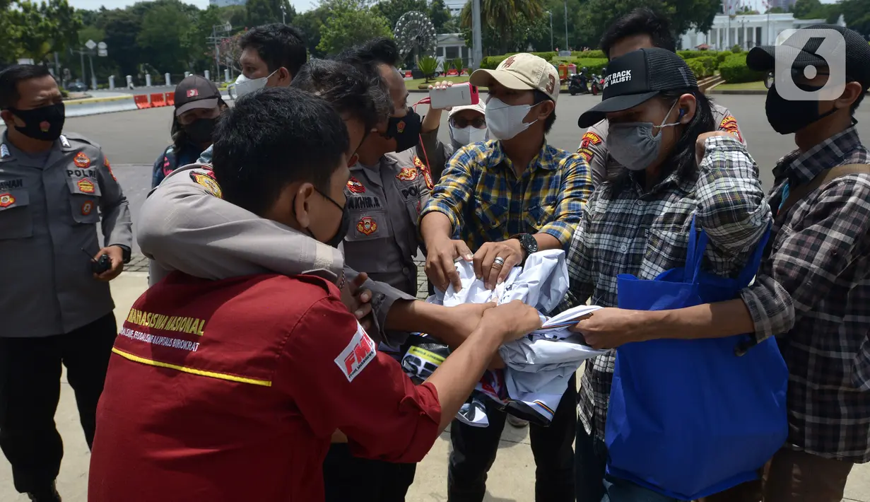 Polisi membubarkan paksa peserta aksi tolak monopoli tanah dan pangan di depan Gedung Istana Negara, Jakarta, Kamis (23/9/2021). Aksi memperingati Hari Tani Nasional 2021 dan merespons KTT UN-FSS yang membahas sistem pangan itu berakhir ricuh dan dibubarkan paksa polisi. (merdeka.com/Imam Buhori)