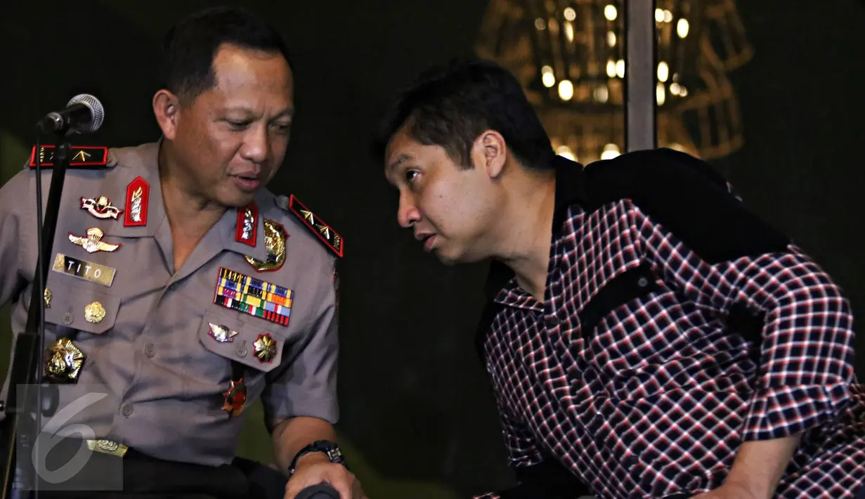 Kapolda Metro Irjen Pol Tito Karnavian (kiri) bersama Ketua SC Piala Presiden Maruarar Sirait berbincang di sela - sela jumpa pers dengan wartawan di Jakarta, Rabu (14/10/2015). Final akan digelar di stadion GBK Jakarta. (Liputan6.com/Immanuel Antonius)