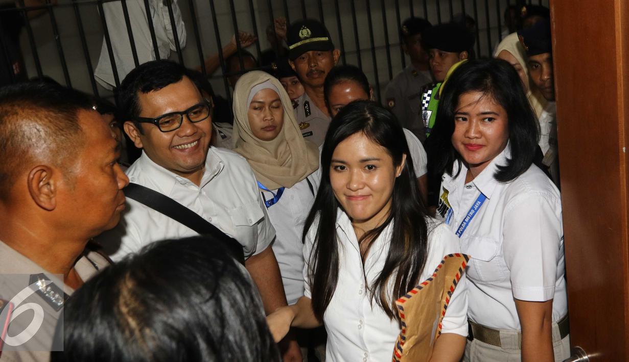 <p>Jessica Kumala Wongso keluar dari ruang sidang Pengadilan Negeri (PN) Jakarta Pusat, Jakarta, Kamis (27/10). Jessica Kumala Wongso divonis 20 tahun penjara karena dinilai bersalah dalam kasus pembunuhan Wayan Mirna Salihin. (Liputan6.com/Helmi Afandi)</p>