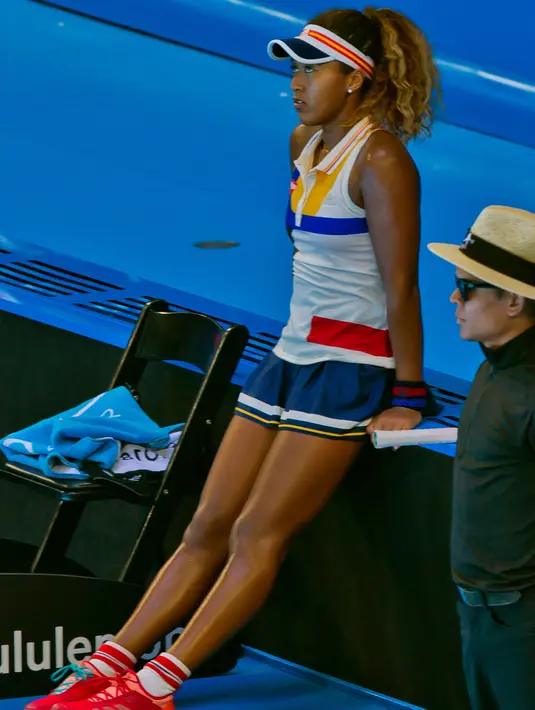Naomi Osaka beristirihat setelah mendapat satu poin saat bertanding melawan Anastasia Pavlyuchenkova dari Rusia pada hari ke enam turnamen tenis Hopman Cup di Perth (4/1). Naomi tumbang 6-3 6-3 atas Anastasia Pavlyuchenkova. (AFP Photo/Tony Ashby)