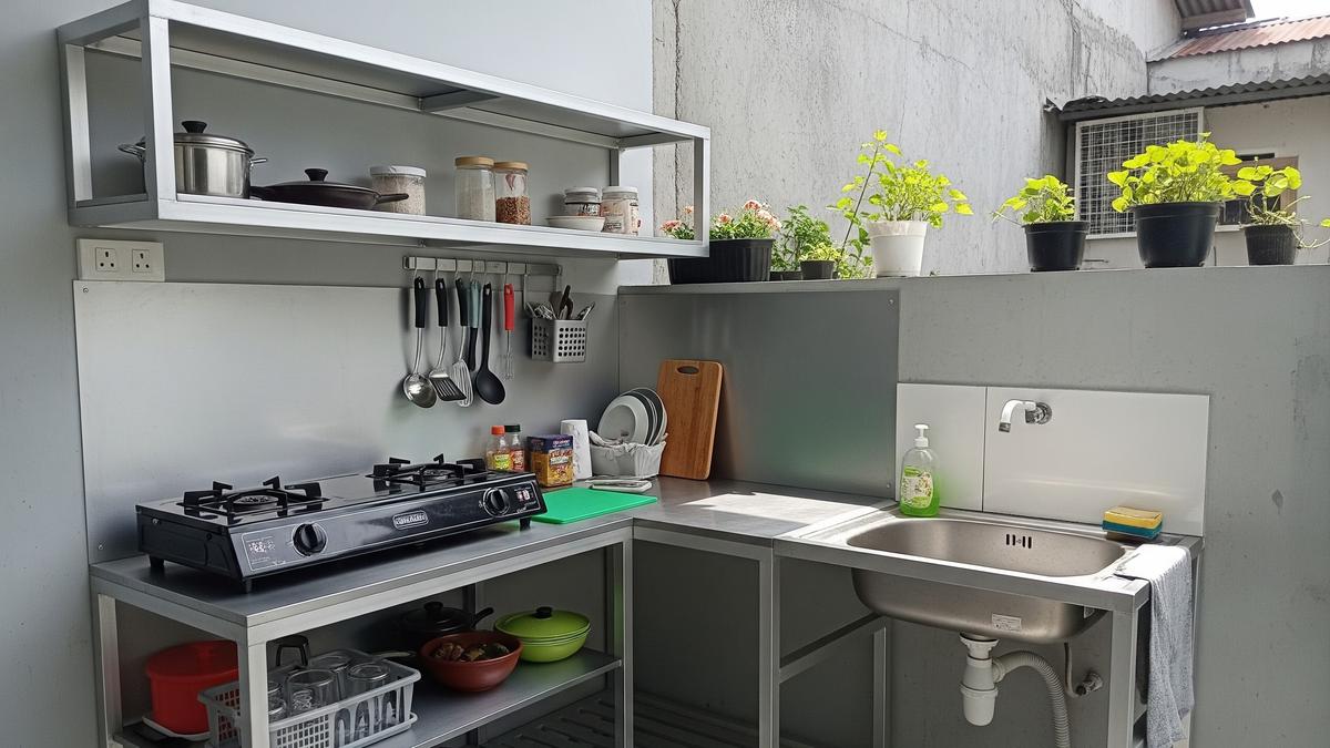 9 Desain Dapur Kecil Baja Ringan di Sudut Belakang Rumah, Fungsional dan Estetis