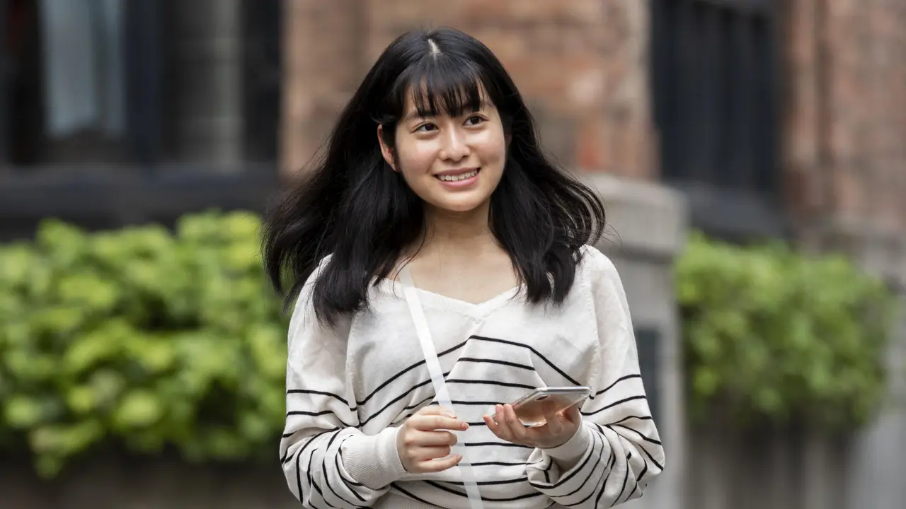 wanita agustus santai senyum