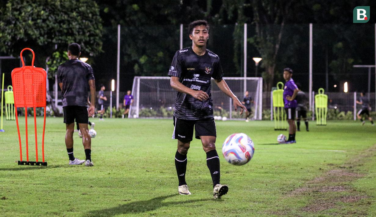 Pemain Timnas Indonesia U-20, Marselinus Ama Ola mengikuti pemusatan latihan Timnas Indonesia U-20 yang berlangsung di Lapangan B, Senayan, Jakarta, Jumat (15/03/2024) malam. Merselinus merupakan salah satu dari lima pemain diaspora yang dipanggil untuk pemusatan latihan ini. Ia kini berkarier di UD Logrones. (Bola.com/Bagaskara Lazuardi)