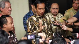 Presiden Jokowi saat menjawab pertanyaan wartawan usai pertemuan tertutup dengan PP Muhammadiyah, Jakarta, Rabu (24/12/2014). (Liputan6.com/Faizal Fanani)