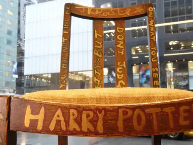 Kursi kayu yang dipakai JK Rowling saat menulis dua buku pertama Harry Potter dipajang di Heritage Auctions, New York, 4 April 2016. Kursi yang ditandatangani sang novelis itu dibuka dengan harga US$ 45 ribu (sekitar Rp 588,8 juta). (William EDWARDS/AFP)