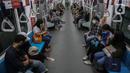 Penumpang menaiki moda transportasi MRT di Stasiun Bundaran HI, Jakarta, Sabtu (18/2/2023). Direktur Jenderal Perkeretaapian resmi menetapkan MRT Jakarta sebagai Objek Vital Transportasi Bidang Perkeretaapian. Hal itu tercantum dalam Keputusan Direktur Jenderal Perkeretaapian Nomor KP-DJKA 38 Tahun 2023 tanggal 10 Februari 2023. (Liputan6.com/Faizal Fanani)