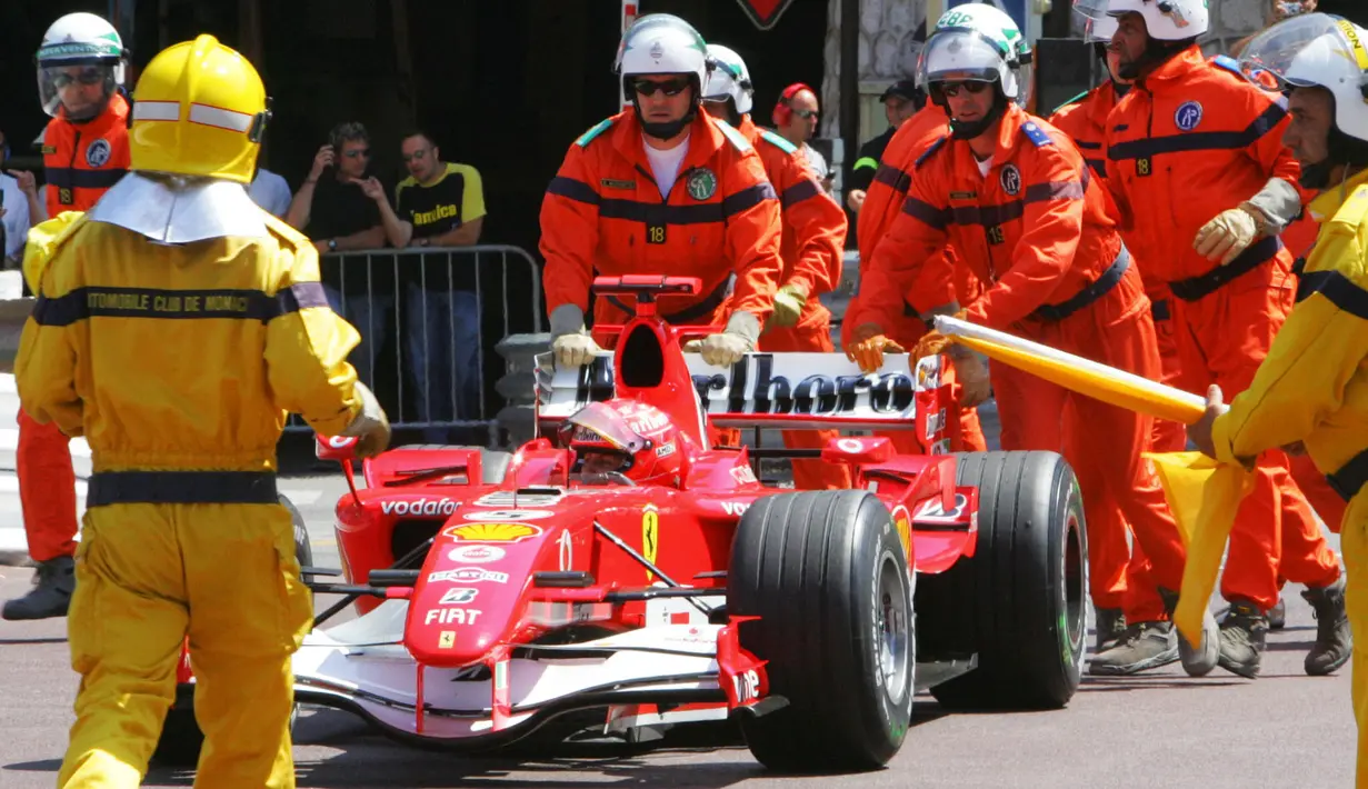 Pada GP Monaco tahun 2006, Schumacer membuat kontroversi dengan menabrakkan mobilnya pada sisi lintasan ketika sesi kualifikasi. Hal ini ia lakukan untuk melindungi pole position karena sesi kualifikasi terpaksa dihentikan. (Foto: AFP/Damien Meyer)