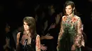 Model AS Bella Hadid bersama model lainnya berjalan di atas catwalk membawakan rancangan Anna Sui dalam New York Fashion Week, New York (12/2). (Mike Coppola/Getty Images/AFP)