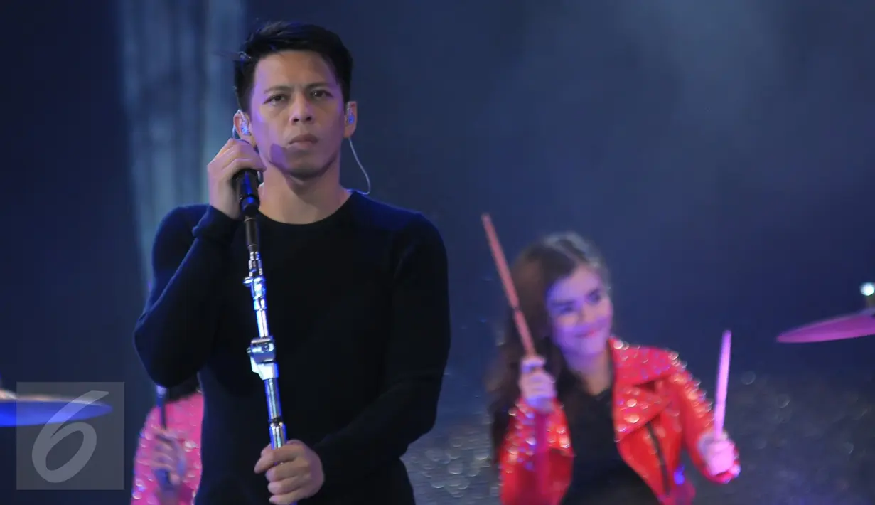Vokalis Noah, Ariel saat beraksi di panggung Move On Party 2016 di pantai karnaval Ancol, Jakarta, (31/12). Sejumlah artis papan atas Indonesia turut menghibur Masyarakat yang berkunjung ke pantai Ancol. (Liputan6.com/Herman Zakharia)