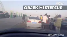 Banyak warga yang memberhentikan kendaraannya untuk mengabadikan momen aneh tersebut.