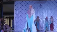 Desainer busana muslim Ria Miranda meluncurkan koleksi baru bertajuk Aksara yang mengadopsi Hanacaraka (Liputan6.com/ Switzy Sabandar)