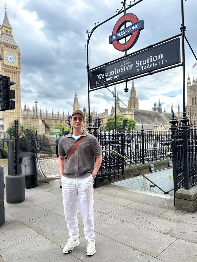 7 Potret Verrell Bramasta Liburan di London, Penampilan Jadi Sorotan