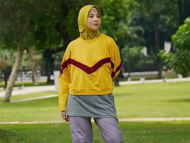 Memadukan sweater berwarna kuning, penampilan Natasha Rizky dengan busana olahraga ini pun curi perhatian. Ia pun memadukan sweater kuningnya dengan kaus dan celana olahraga berwarna abu-abu. (Liputan6.com/IG/@natasharizkynew)