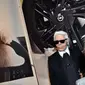 Desainer legendaris&nbsp;Karl Lagerfeld berpose di samping foto kucingnya "Choupette" selama peresmian acara "Corsa Karl and Choupette" di Palazzo Italia di Berlin pada 3 Februari 2015. Sepeninggal&nbsp;Lagerfeld, kucingnya diundang untuk menghadiri Met Gala 2023. (JENS KALAENE/DPA/AFP)