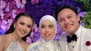 Putri Ariani juga hadir mengenakan baju lace baby blue dipadukan kerudung putih dah inner kemeja warna putih. [@arianinismaputri]