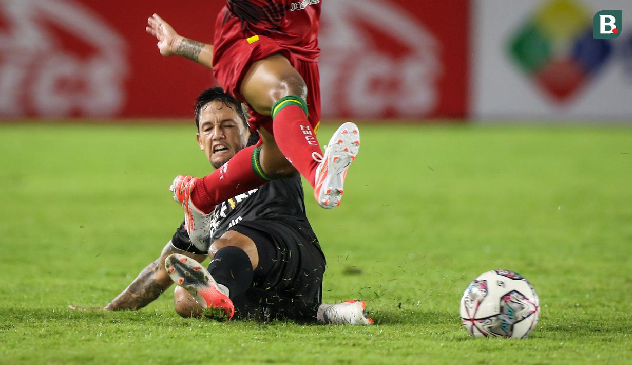 Jual beli serangan pun tak bisa dihindarkan oleh kedua tim. Sehingga skor 3-1 tetap bertahan hingga wasit meniupkan peluit tanda berakhirnya pertandingan. (Bola.com/Bagaskara Lazuardi)