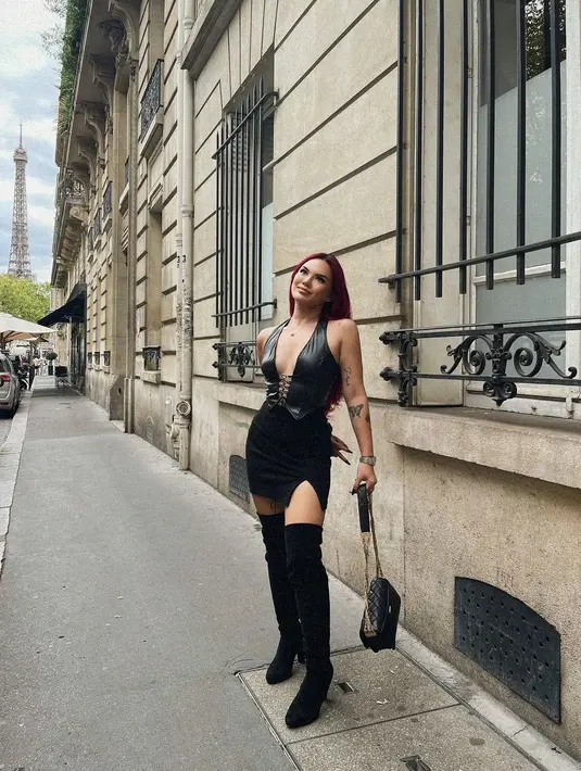 Nah, itu tadi foto Shafa Harris dengan rambut merah. Gimana menurutmu? (FOTO: instagram.com/shafaharris)