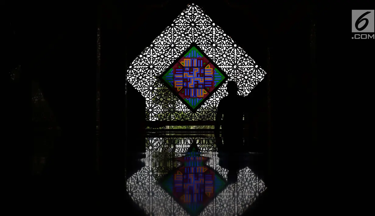 Seorang umat Islam saat memasuki Masjid At Tin, Jakarta, Selasa (14/7). Bulan suci Ramadan dimanfaatkan umat muslim untuk mendekatkan diri kepada Allah SWT dengan meningkatkan ibadah di masjid. (Liputan6.com/Helmi Fithriansyah)