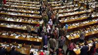 Anggota Dewan dari 4 Fraksi yaitu Gerindra, PAN, Demokrat, dan PKS melakukan Walk Out saat Pengambilan Keputusan RUU Pemilu, di Komplek Parlemen, Senayan, Jakarta, Kamis (21/7). DPR memilih opsi A, yaitu Presidential Threshold. (Liputan6.com/Johan Tallo)