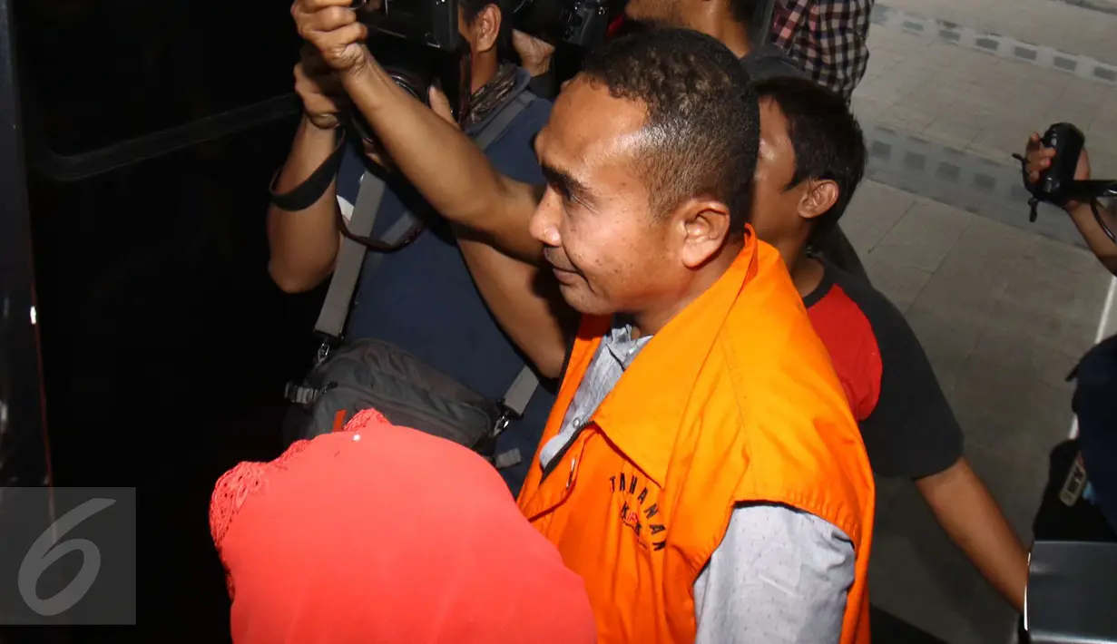 Samsu Umar Abdul Samiun diperiksa dalam kasus dugaan suap Rp 1 miliar kepada mantan Ketua Mahkamah Konstitusi Akil Mochtar, untuk pengurusan sengketa Pilkada Buton di MK pada 2012, Jakarta, Jumat (24/2). (Liputan6.com/Helmi Afandi)