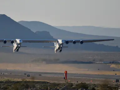 Pesawat terbesar di dunia, Stratolaunch, lepas landas pada penerbangan pertamanya di Mojave, California, Amerika Serikat, 13 April 2019. Pesawat dengan lebar sayap sepanjang lapangan sepak bola ini merupakan gabungan dua pesawat dengan enam mesin Boeing 747. (REUTERS/Gene Blevins)
