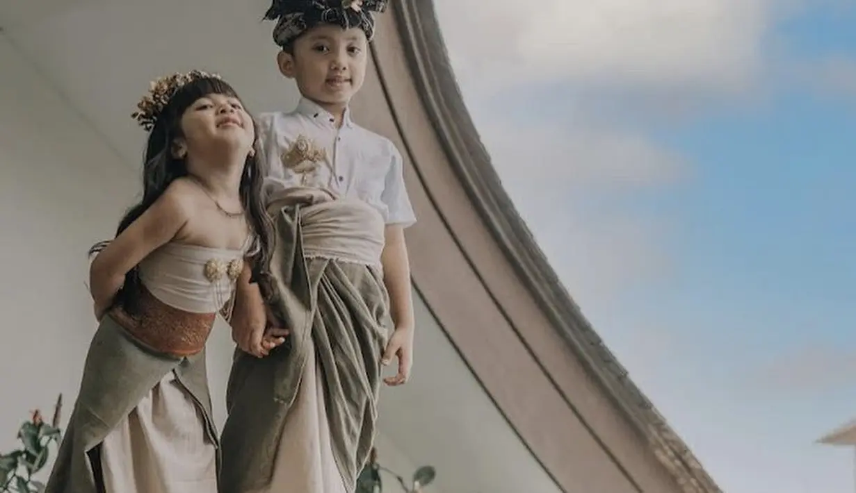 Xabiru pun tampil jadi pria Bali dengan kemeja putih dilengkapi bros, serta kain hijau nudenya. Ia juga mengenakan hiasan kepala.  (@rachelvennya)