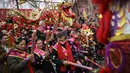 Sejumlah orang memeriahkan selama festival budaya perayaan Imlek di New York City (16/2). Para warga Tionghoa bersama warga lainnya turun ke jalan memadati kawasan Chinatown. (Drew Angerer/Getty Images/AFP)