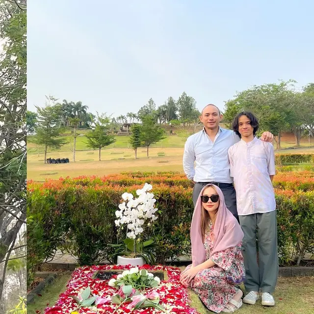 6 Potret Tiko Aryawardhana Ziarah ke Makam Ashraf Sinclair di Tepat Hari Ultahnya