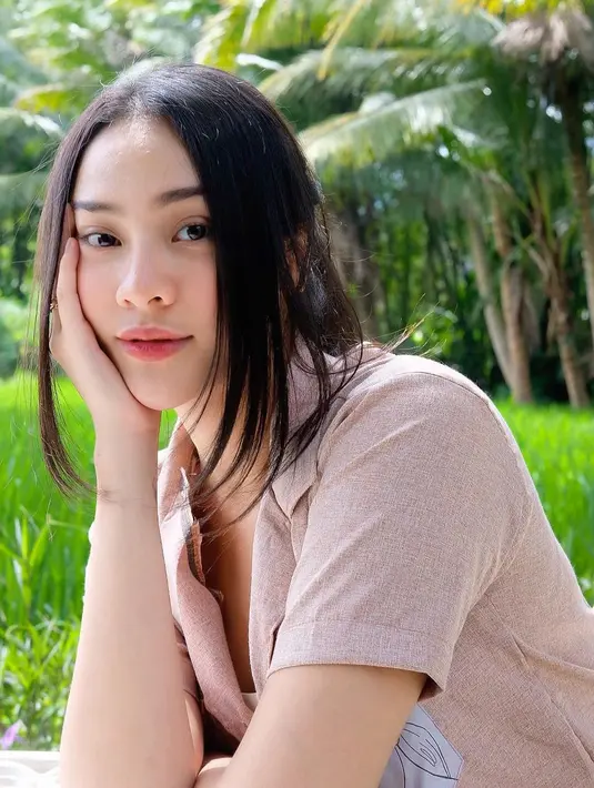 Saat hadir menjadi bintang tamu di channel Youtube Vidi Aldiano, Anya yang disinggung tentang masa lalunya bersama mantan kekasih, memberikan respons yang mengejutkan. (Instagram/anyageraldine)