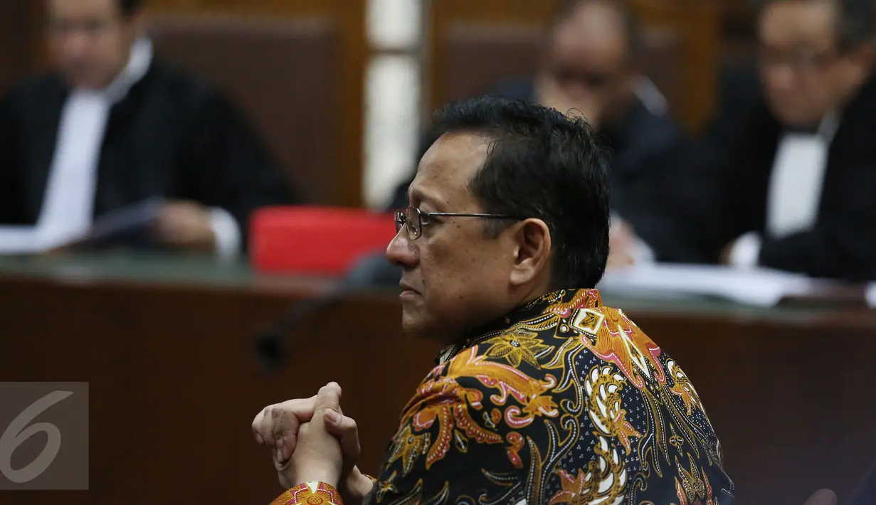 Mantan Ketua DPD Irman Gusman mendengarkan pembacaan dakwaan saat sidang perdana di Pengadilan Tipikor Jakarta, Selasa (8/11). KPK menetapkan Irman Gusman sebagai tersangka dugaan penerima suap terkait kuota gula impor. (Liputan6.com/Johan Tallo)