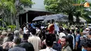 Saat jenazah dibawa ke masjid tampak warga memadati kediaman Atut di kawasan Cipacok, Serang, Banten. (Liputan6.com/Andrian M Tunay)