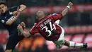 Pemain AC Milan Nigel de Jong melakukan tendangan akrobatik sambil dihadang pemain Inter Milan dalam Derby Della Madonnina Semalam, Senin (20/04/2015). Sumber : AFP