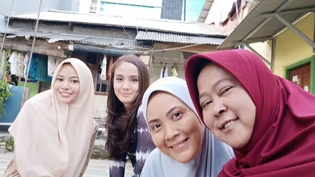 Jalani Syuting Film, 6 Potret Suti Karno Pakai Jilbab Ini Bikin Pangling