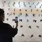 Salah satu pengunjung merekam gambar karya instalasi seniman Daniel Kho berjudul Mobile yang menjadi salah satu highlight di Art Jakarta 2022.Pameran digelar pada 26--28 Agustus 2022. (dok. Liputan6.com/Dinny Mutiah)
