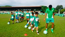 Dimas Drajad (kanan) memberikan football clinic kepada lebih dari 150 anak-anak usia sekolah dasar di stadion Mini Universitas Sumut, Minggu (14/2/2016). Football clinic merupakan salah satu kegiatan di MILO Football Championship 2016. (Foto:Istimewa)