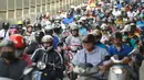 Sejumlah pengendara sepeda motor mengantre untuk melintas pada jam sibuk pagi hari di Jembatan Taipei, China (21/5). (AFP Photo/Chris Stowers)
