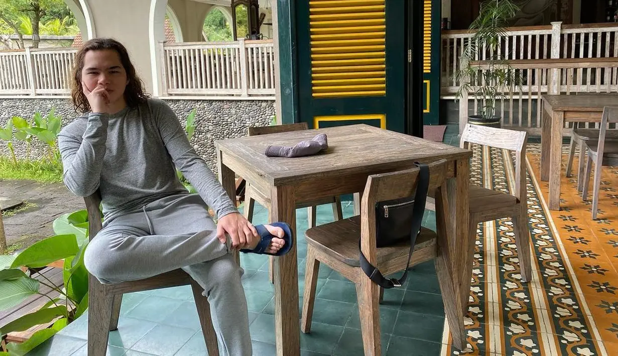 "Kalo kita nikah kan kita ngurusin orang lain, jadi pendamping orang lain. Sebelum kita menjadi pendamping yang baik untuk orang lain kan kita harus jadi pendamping yang baik untuk diri kita sendiri," katanya.  (Instagram/duljaelani)