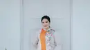 Kahiyang Ayu tidak melulu memadukan ulos dengan kebaya. Dengan mengenakan midi dress, ulos jadi sentuhan etnik yang cantik pada penampilannya [@ayangkahiyang]