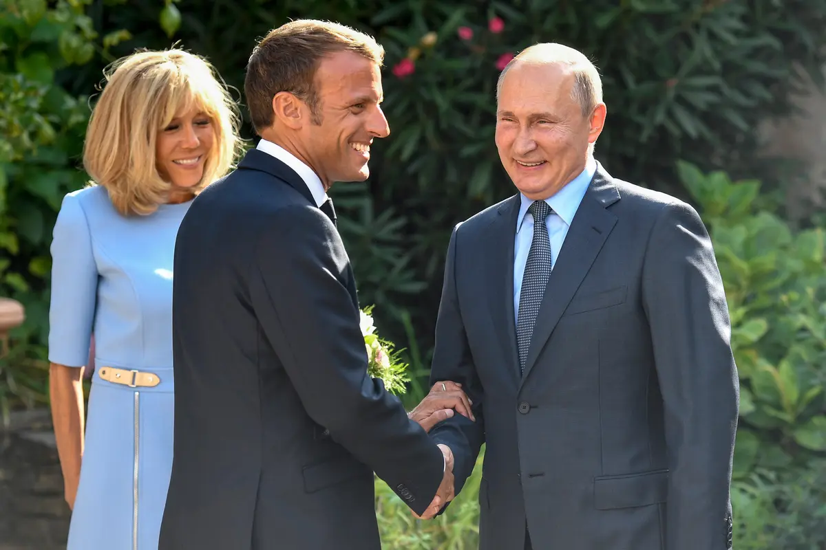 Sambil Berlutut, Putin Beri Bunga kepada Istri Presiden Prancis