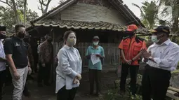 Ketua DPR RI Puan Maharani (kedua kiri) didampingi Menko PMK Muhadjir Effendy (kanan) dan Menteri Sosial Juliari Batubara (kiri) saat menyerahkan langsung Bantuan Sosial Tunai (BST) kepada warga di Desa Cikande, Kecamatan Jayanti, Kabupaten Tangerang, Selasa (23/6/2020). (Liputan6.com/Johan Tallo)